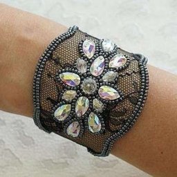 Браслет из кружев и стразов