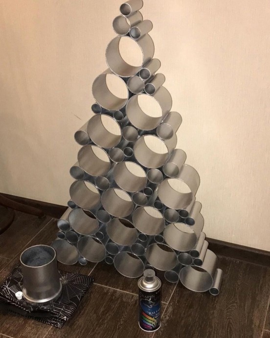 Необычная ёлочка из пластиковых труб
