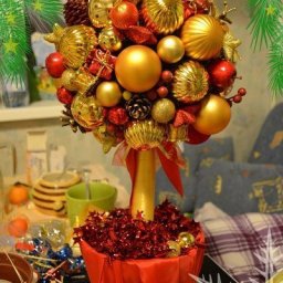 Топиарий из ёлочных шариков