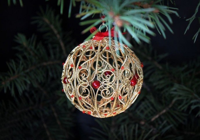 ​Новогодний шар из проволоки