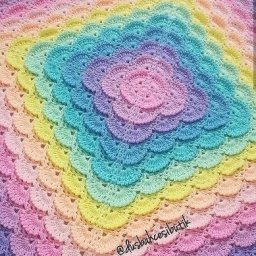 Очень красивый радужный плед или коврик