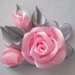 Брошь с прекрасными розами из атласных лент