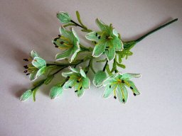 Цветущая ветка из бисера