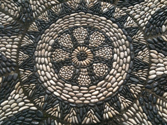 Красивая мозаика: идеи садовых дорожек