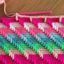 ​Многоцветный узор крючком