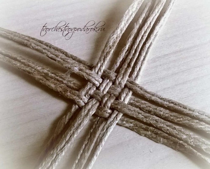 Плетёная корзиночка из джута