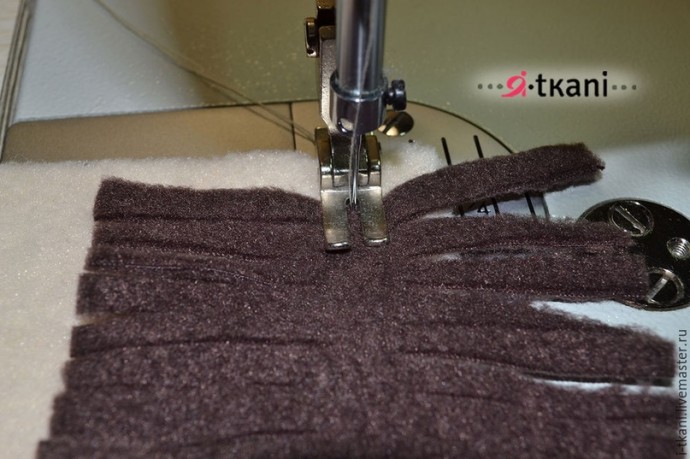 Шьём пушистую подушку из флиса