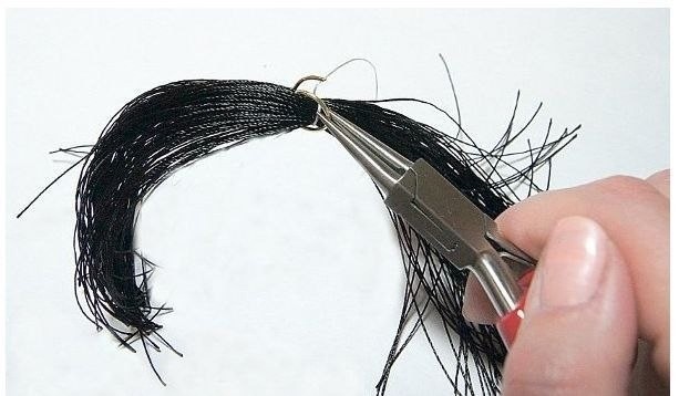 Стильные серьги-кисточки из ниток