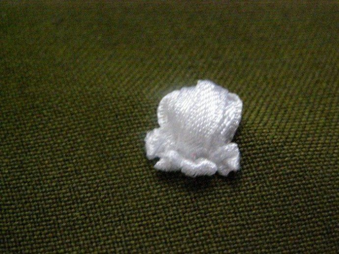 Вышивка ландышей атласными лентами