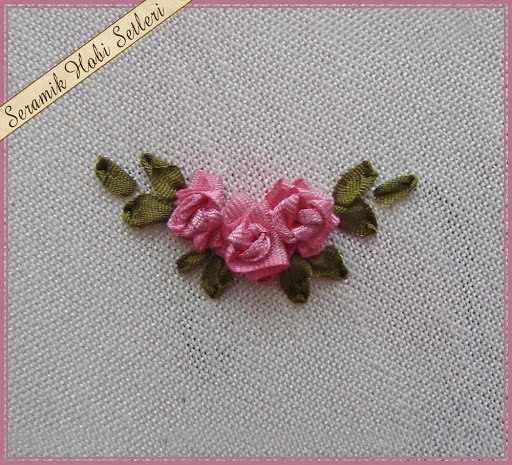 Букетик из роз, который вышит лентами