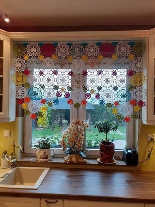 ​Идеи ярких разноцветных вязаных штор