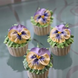 Разноцветный цветочный декор кексов