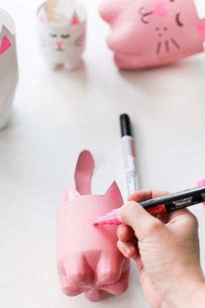 Растения в обрезанных пластиковых бутылках