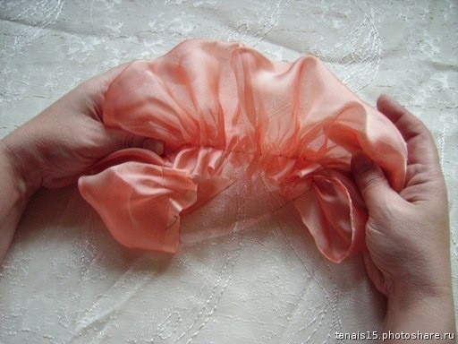 Розы из остатков органзы и атласа Розы из остатков органзы и атласа