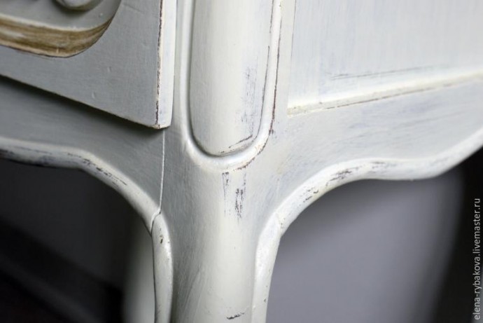 Превращаем обычный столик в антикварный