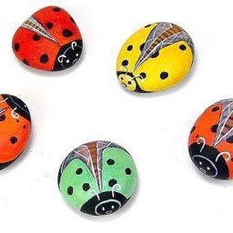 Превращаем камешки в Божьих коровок