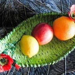 Плетём корзинку из газетных трубочек в форме листа