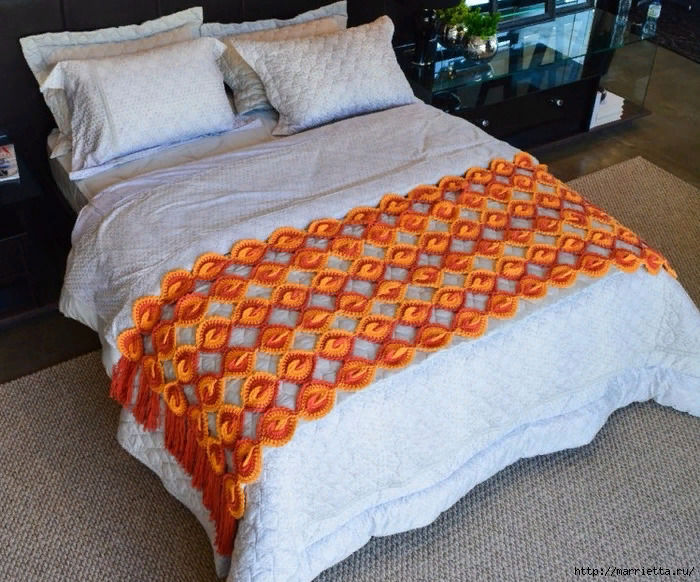 Декоративная накидка для кровати крючком