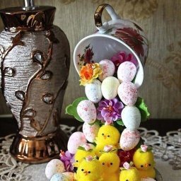 Известная идея декора с парящей чашкой, которая переделана к Пасхе