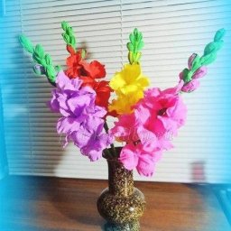 Гладиолусы из гофрированной бумаги