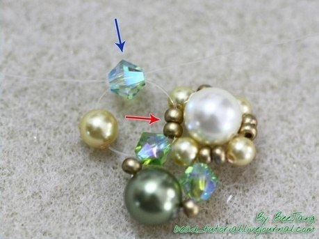 Очаровательный браслет из бисера