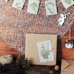 ​Открытка из макулатуры и кипарисовой веточки