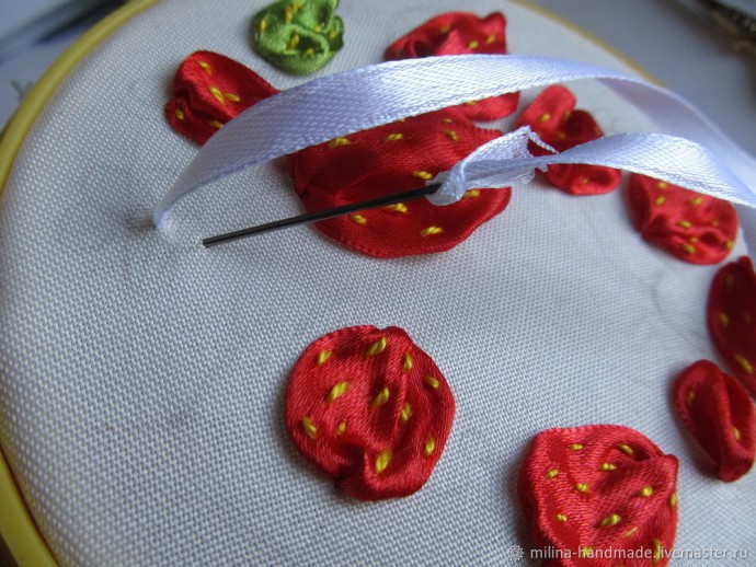 Вышивка клубники атласными лентами Вышивка клубники атласными лентами