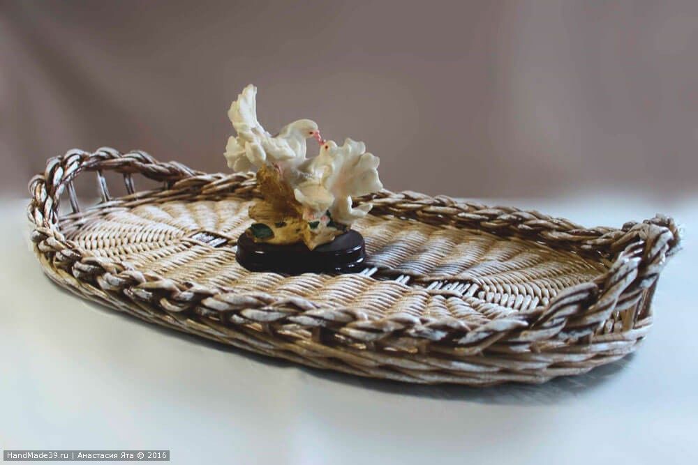 плетеные подносы из газетных. плетеный поднос из бумажной лозы. плетеный поднос. плетеный поднос из бумажной лозы. овальный поднос из газетных трубочек.