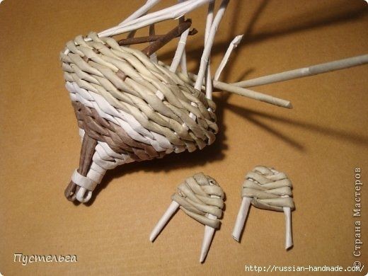 ​Енот из газетных трубочек