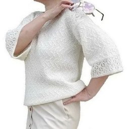 Белый пуловер с двумя видами узоров