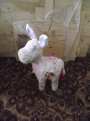 Ослик для украшения дачного газона