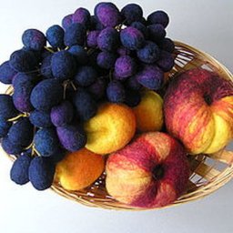 Гроздь винограда в технике сухого валяния