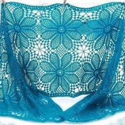 Шаль из цветочных квадратных мотивов