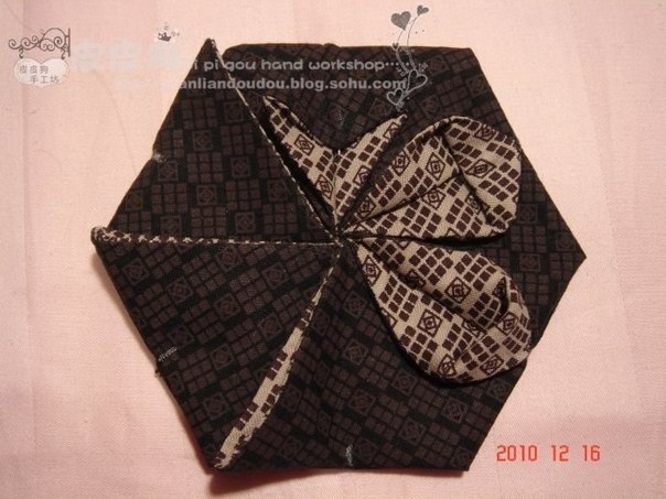 Сумочка, декорированная объемными цветами Сумочка, декорированная объемными цветами