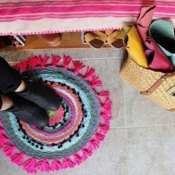 Яркий коврик по-африкански из разноцветной пряжи