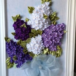 Чудесная картина с сиренью из атласных лент