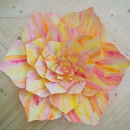 Мастерим огромные декоративные цветы из бумаги