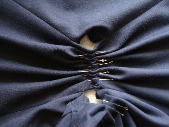 Трикотажное платье с драпировкой