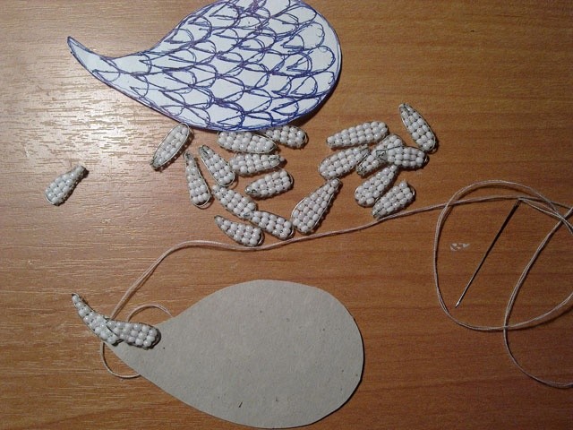 Лебедь из бисера или мелких бусин