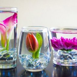 Очаровательные цветы в стакане