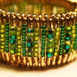 Необычные украшения из английских булавок