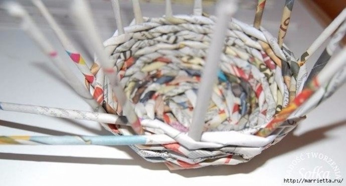 Симпатичная шкатулка из газетных трубочек