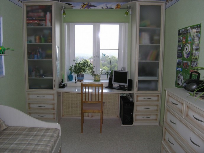 Идеи окон, встроенных в мебель