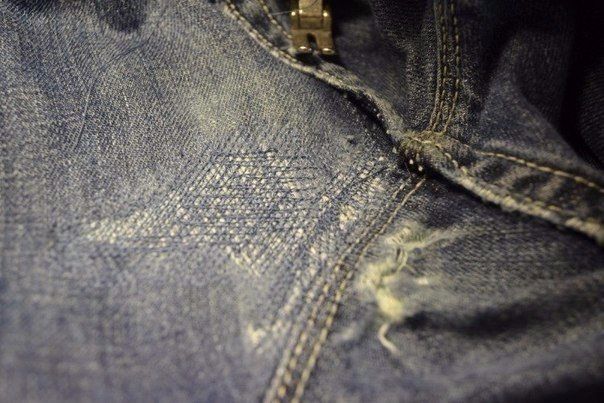 Как аккуратно и незаметно зашить нитку на джинсах