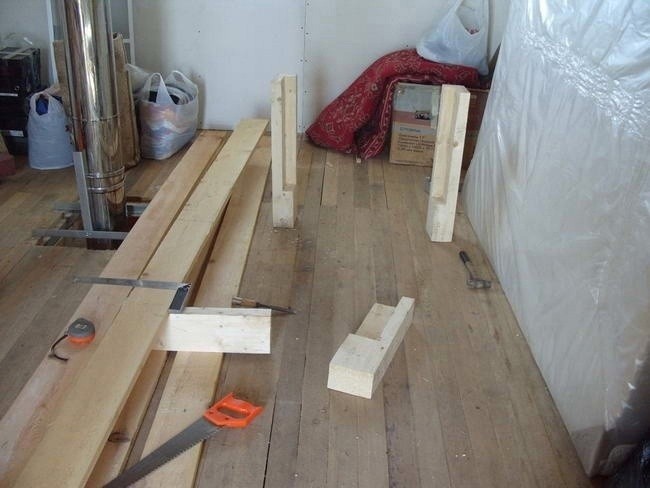 Бюджетная двуспальная кровать на дачу своими руками