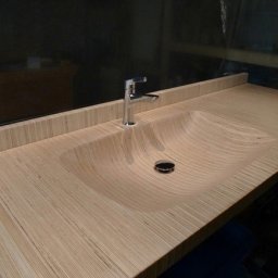Интересная самодельная столешница с мойкой сплошным массивом из фанеры
