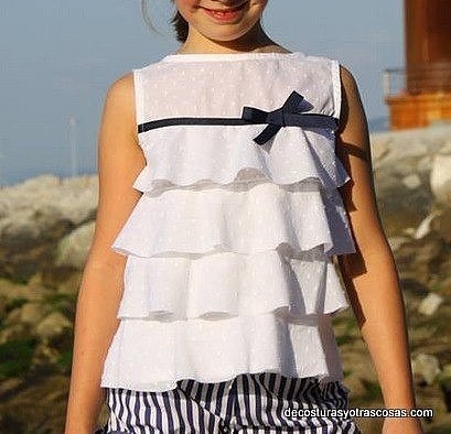 Простая и нарядная женская маечка Простая и нарядная женская маечка