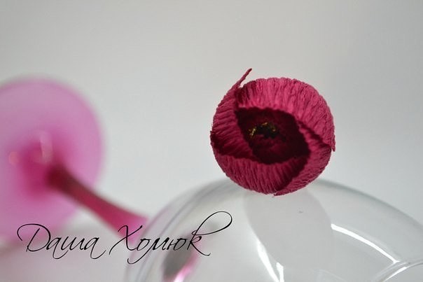 Шикарная бордовая роза с изюминкой