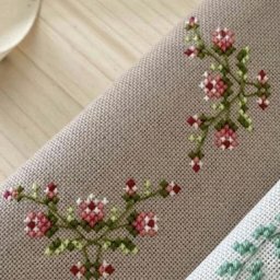 ​Вышиваем очень маленькие милые цветочки