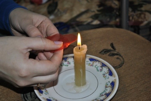 Алые маки на футболке